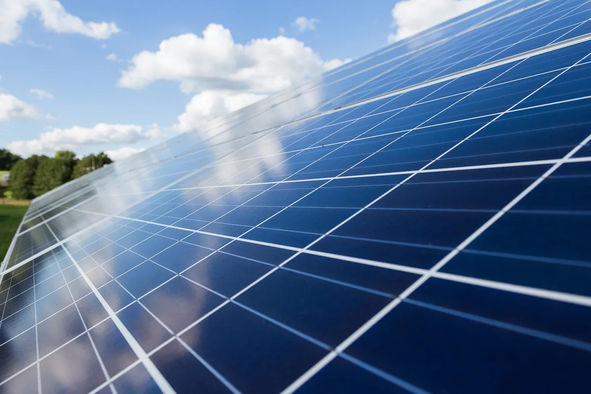 Technologie der Zukunft: Die Energiestrategie des Bunds sieht vor, dass 2050 rund 40 Prozent des Stroms durch Photovoltaik gedeckt werden. (Archiv) Nahaufnahme einer Solaranlage.